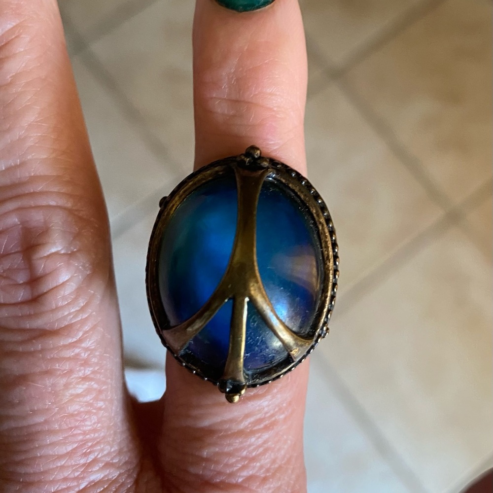 Vintage Lucky Brand Peace Sign Mood Ring sz 6. Boho. Chunky. Heavy. Collector.